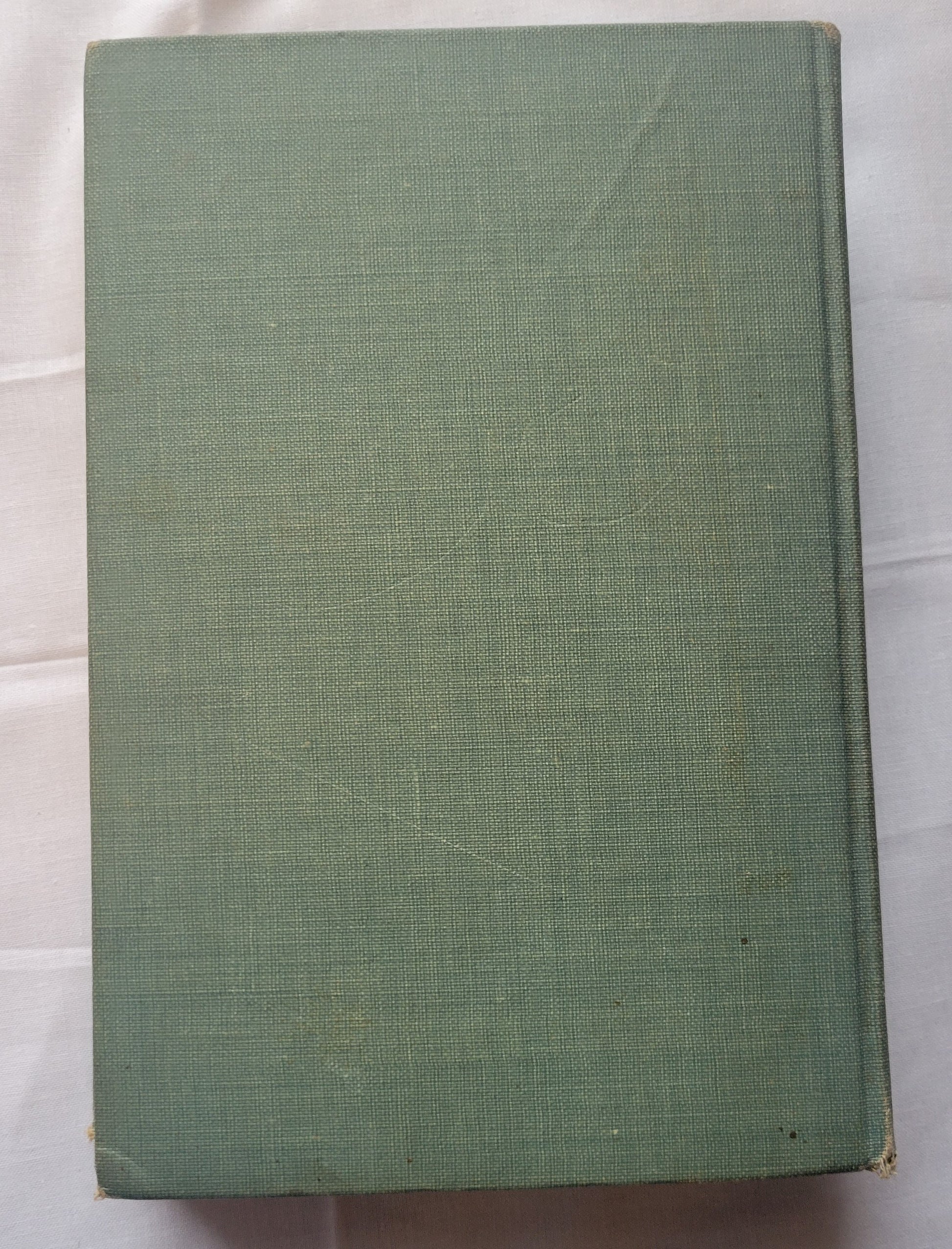 Antique book "Alice of Old Vincennes" by Maurice Thompson, published by The Bowen-Merrill Company in 1900. American Revolution story of Alice Roussillon. When the British retake Vincennes the rallying cry Viva la banniere d'Alice Roussillon is heard throughout the land. The true battle for liberty and love has begun." Size: 5.25" x 7.625" x 1.5" View of back cover.